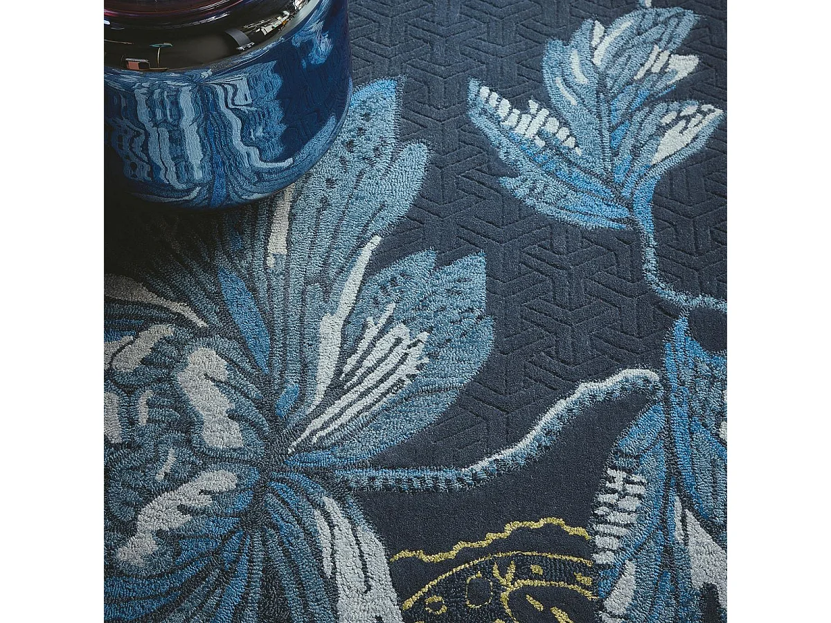 tapis chambre 120x180 fait à la main en laine bleu marine et bleu motif floral