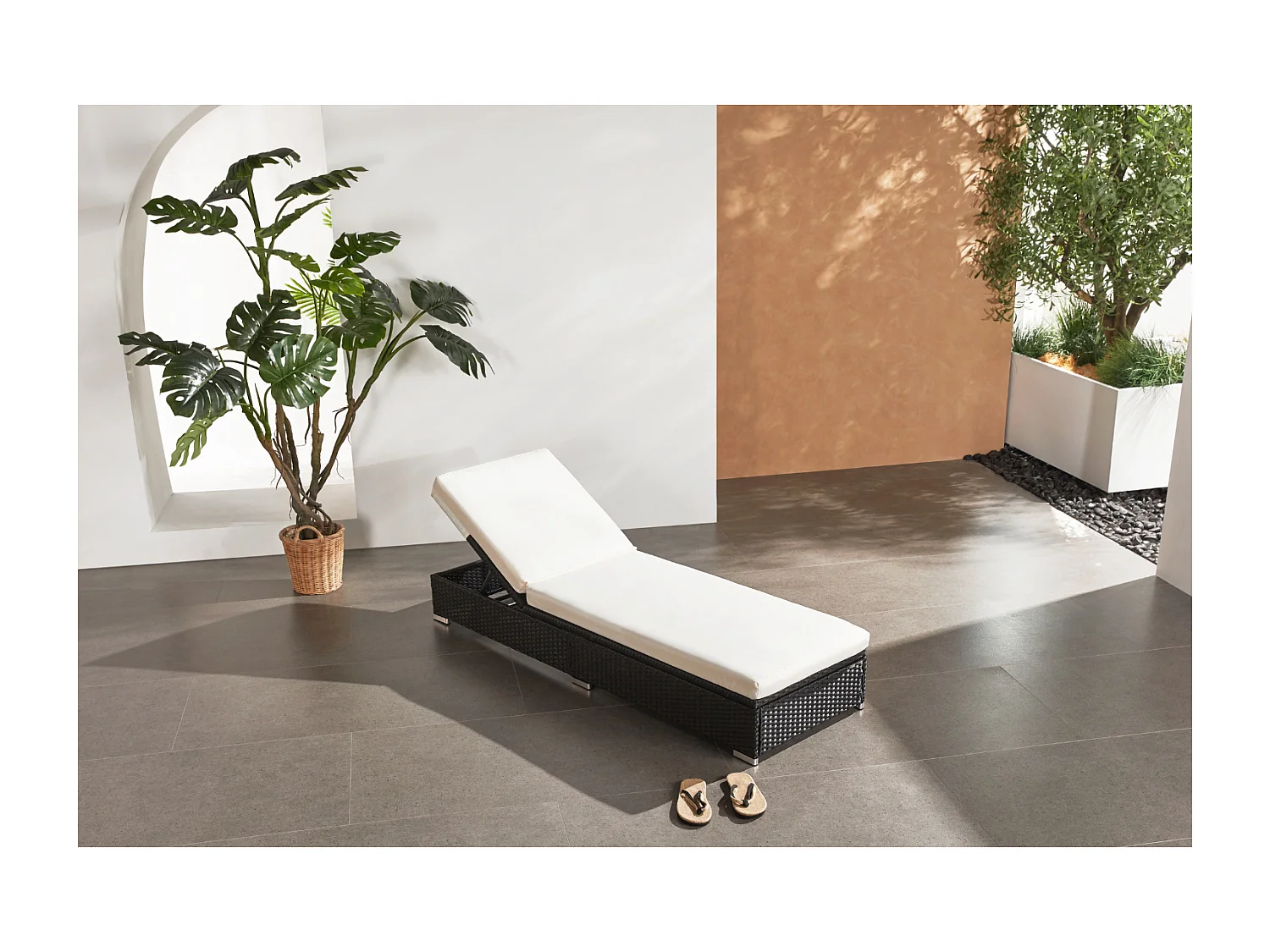 Bain de soleil en résine tressée noir et matelas blanc SUNNY