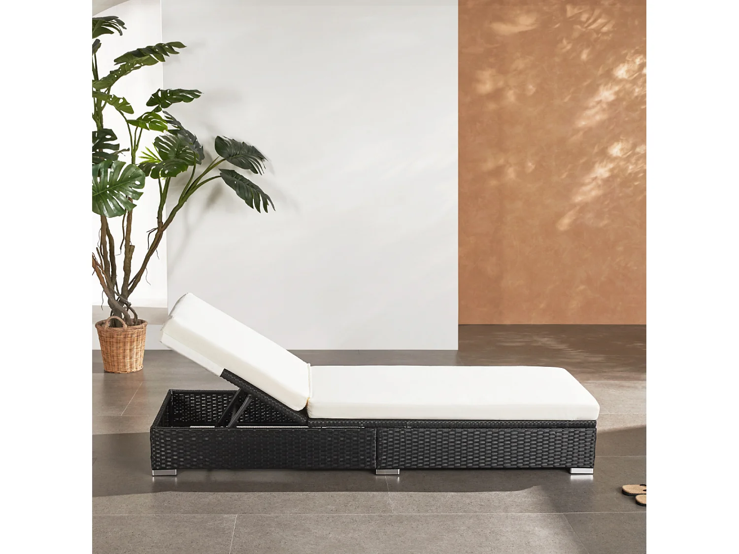 Bain de soleil en résine tressée noir et matelas blanc SUNNY