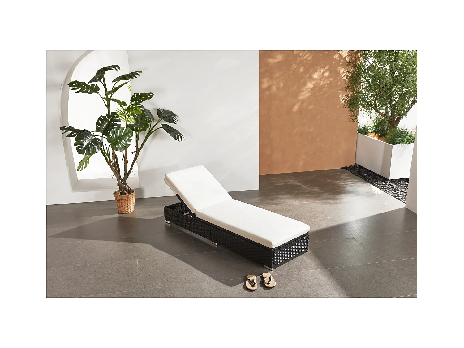 Bain de soleil en résine tressée noir et matelas blanc SUNNY