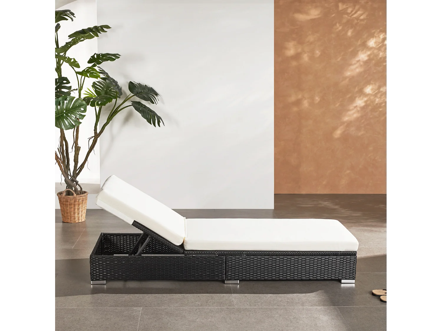SUNNY : Tumbona de resina tejida negra y colchoneta blanca