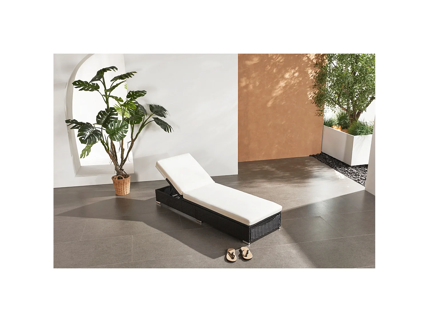 Bain de soleil en résine tressée noir et matelas blanc SUNNY