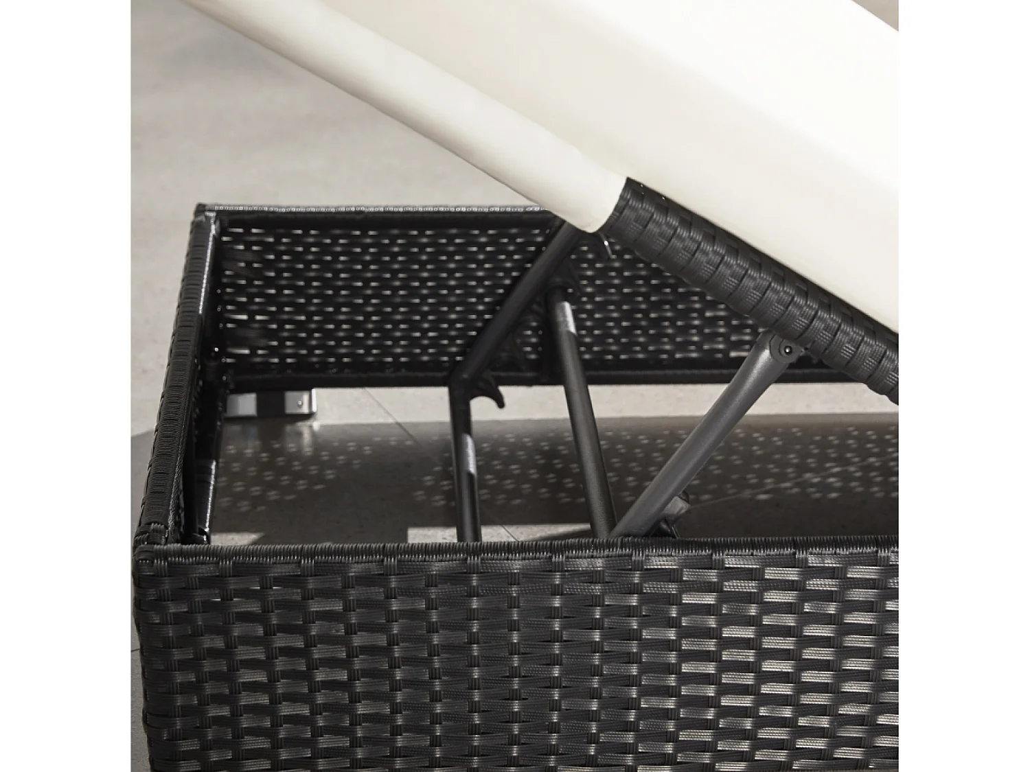 Bain de soleil en résine tressée noir et matelas blanc SUNNY