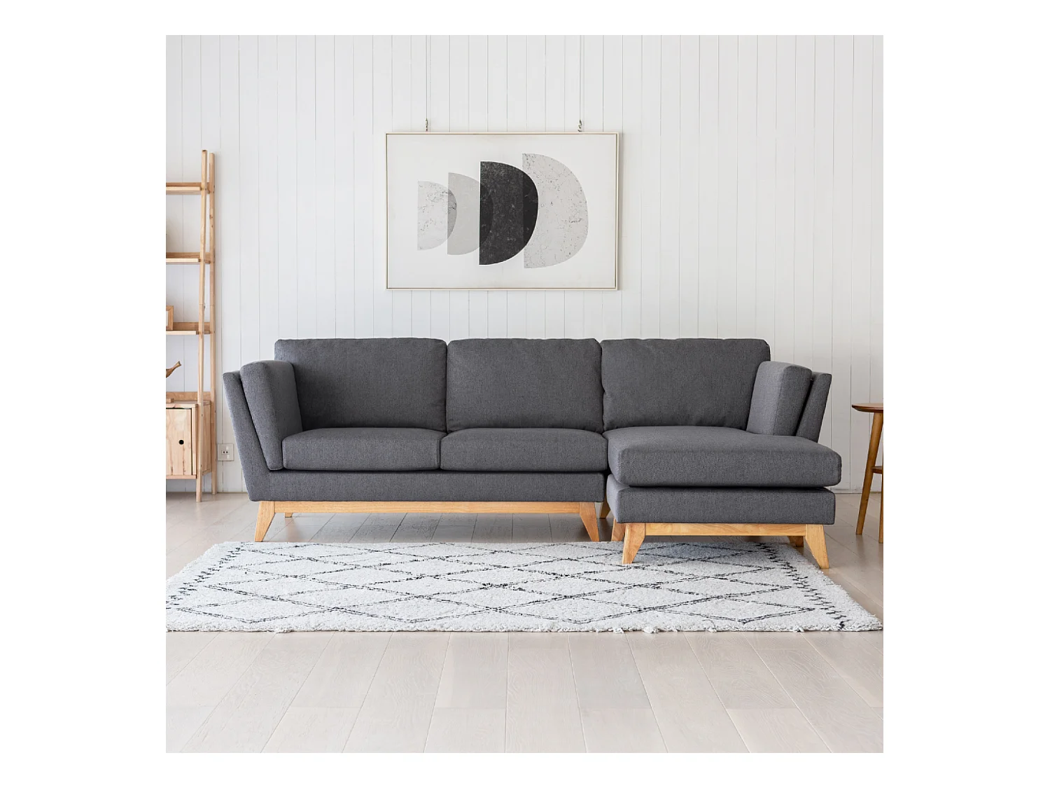 Sofá de canto reversível de 4 lugares em tecido cinza escuro Norden com pés de madeira clara