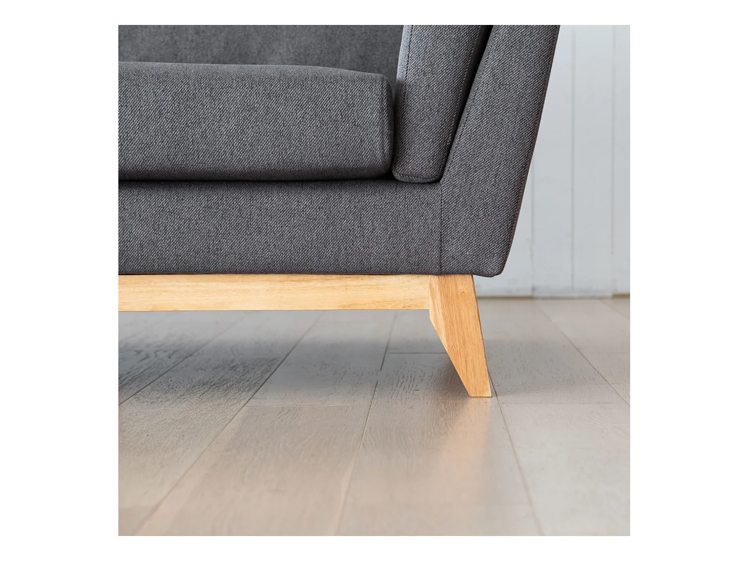 Sofá de canto reversível de 4 lugares em tecido cinza escuro Norden com pés de madeira clara