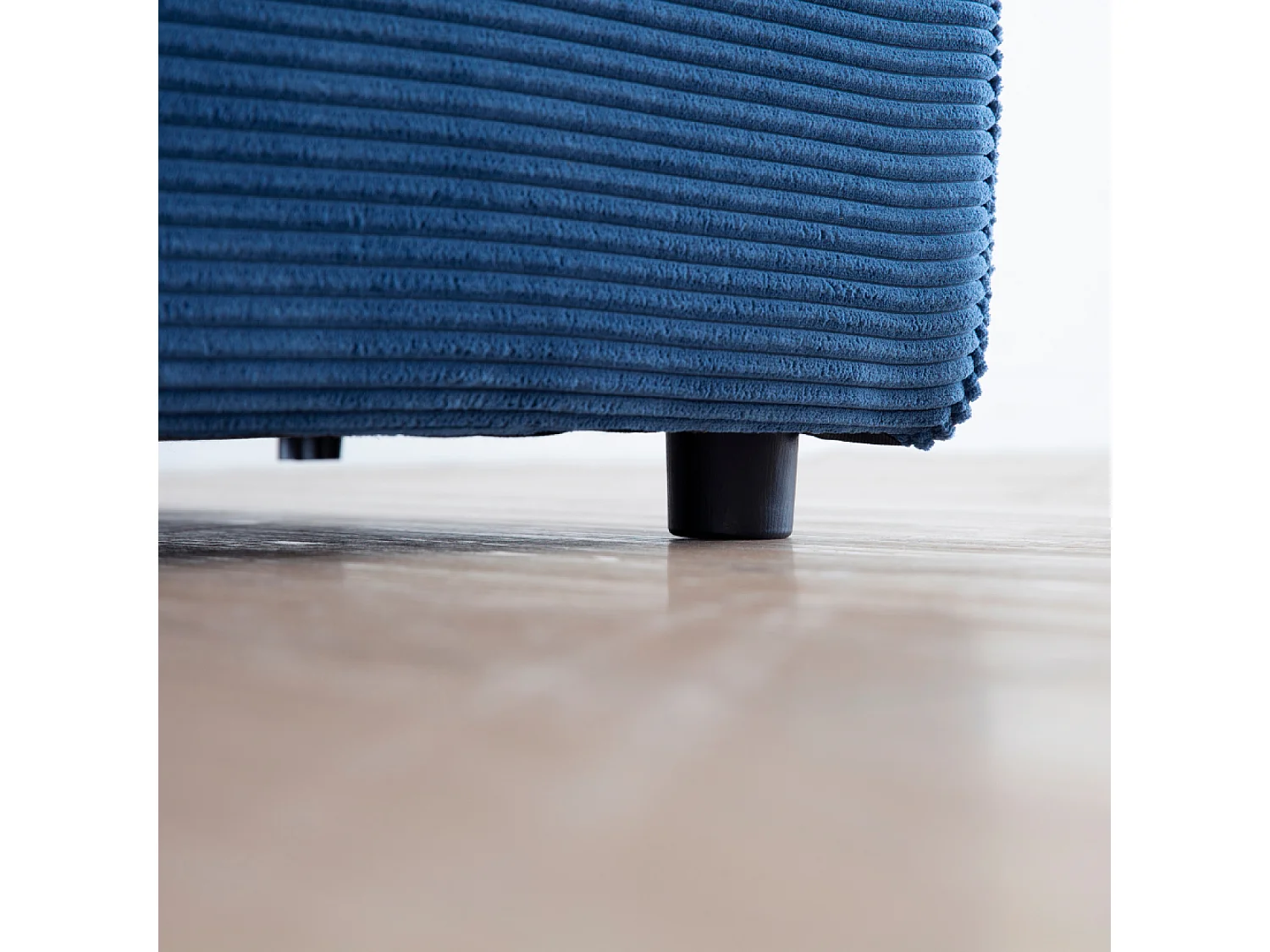 Sofá modular de 4 lugares em veludo cotelê azul Monroe