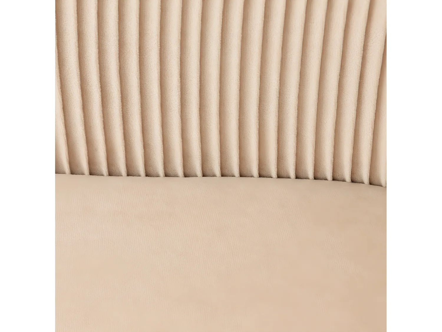 Fauteuil en Velours Beige plissé et pieds en métal noir