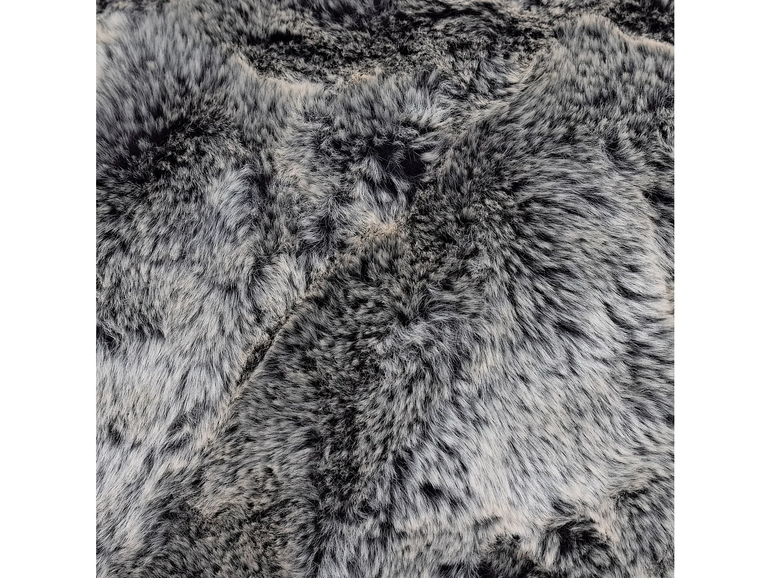 Pouf imitation fourrure gris loup - COCOON