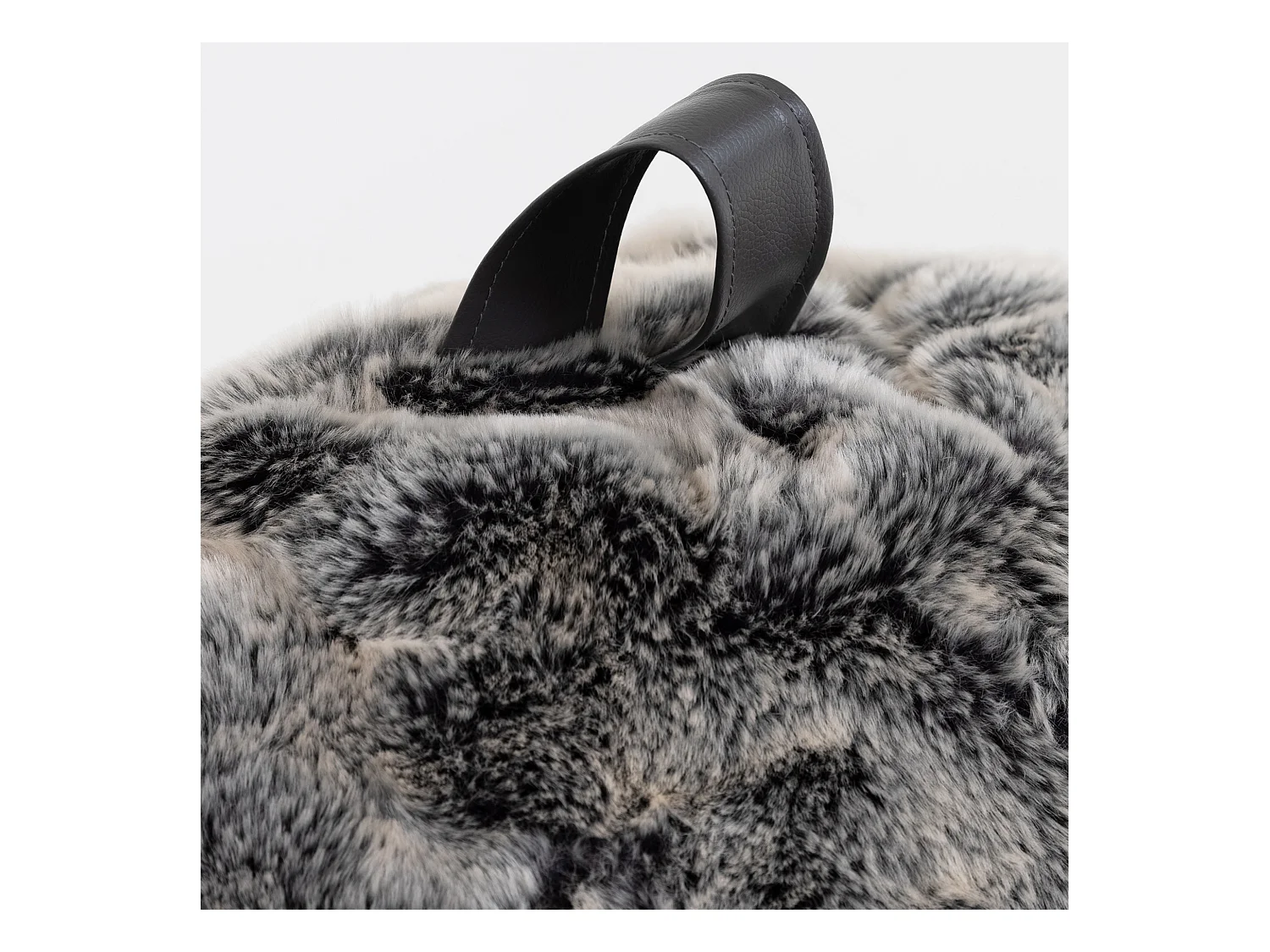 Pouf imitation fourrure gris loup - COCOON
