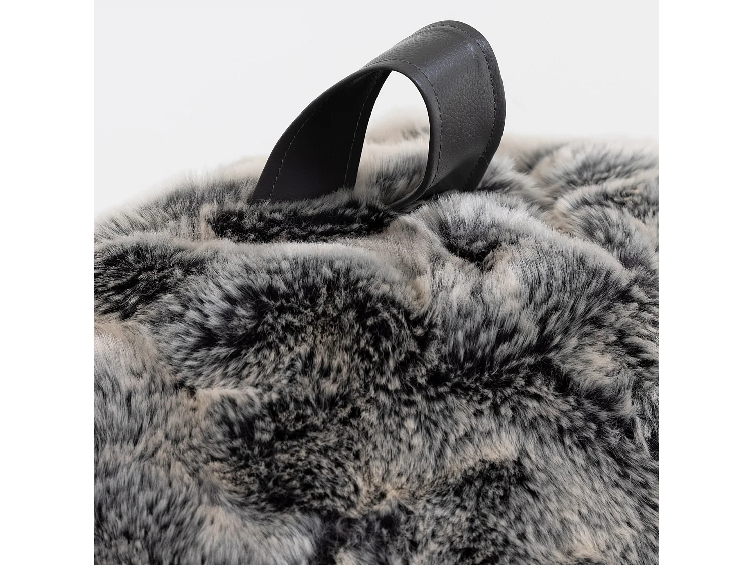 Pouf imitation fourrure gris loup - COCOON