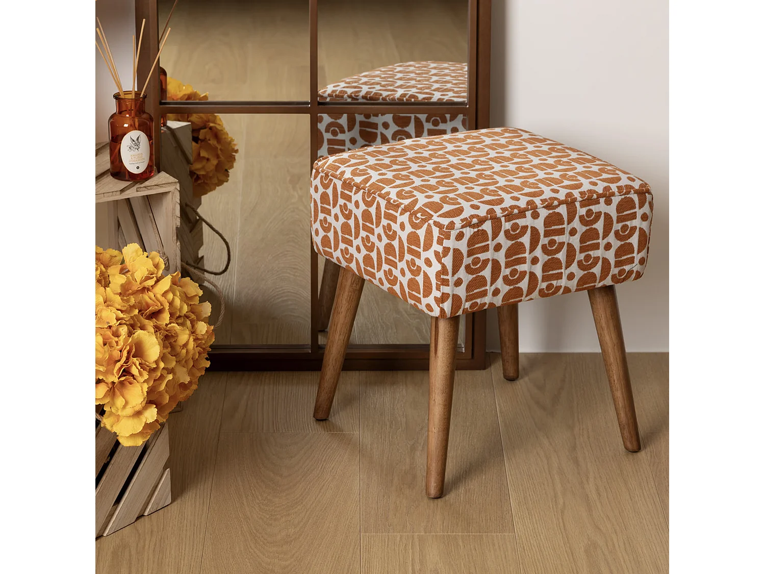 Taburete auxiliar de tela chenille con motivos jacquard 38 x 38 x 41 cm