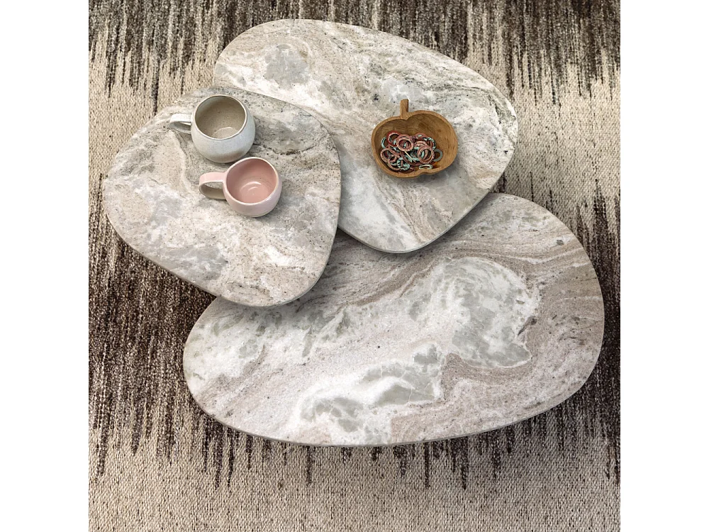 Suki - Lot de 3 tables basses organiques gigognes en marbre et bois - Bois foncé et blanc