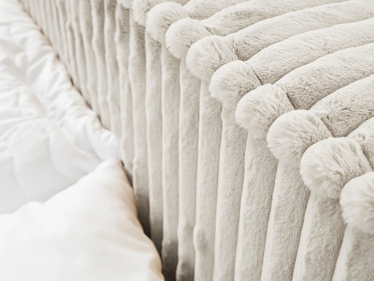 Polsterbett mit Bettkasten - 180 x 200 - Kunstpelzstoff - Hellgrau - Bett mit Lattenrost - LAGO