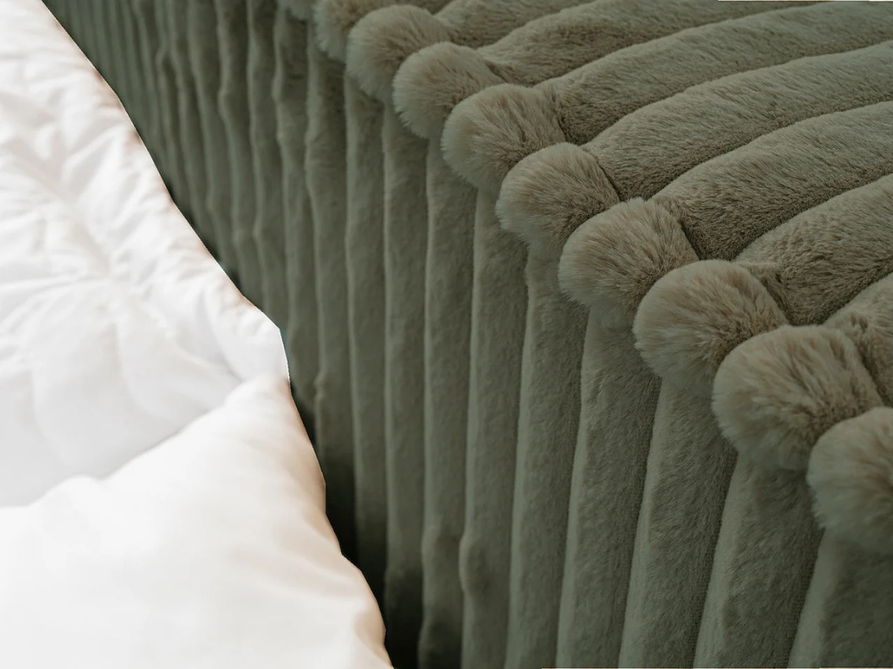 Gestoffeerd bed Lago 160x200 groen - opbergruimte voor beddengoed, houten lattenbodem, doorgestikt hoofdbord en bedframe