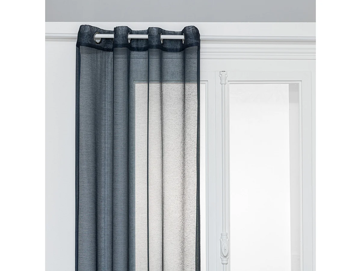 Cortina fina lisa con ojales