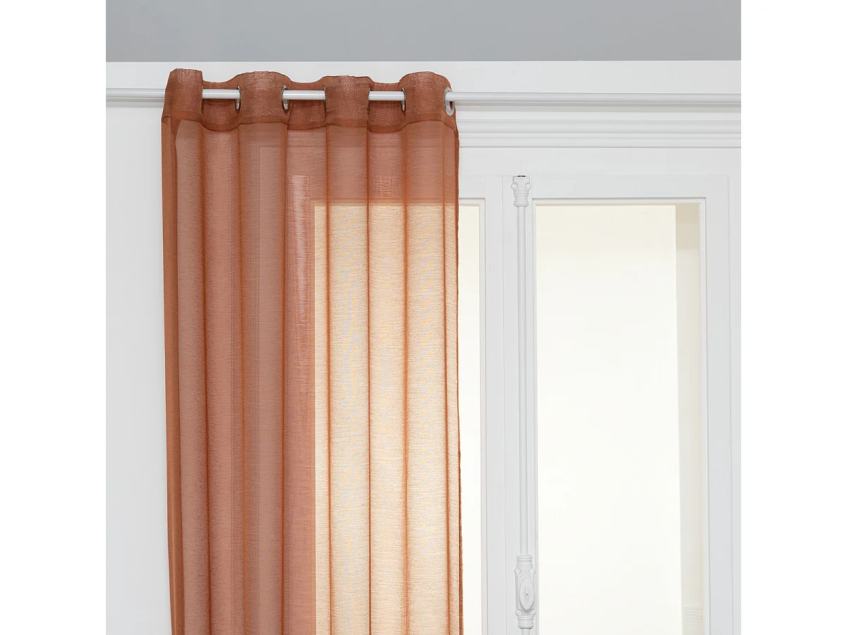 Cortina fina lisa con ojales