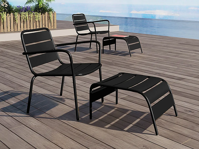 Fotel niski ogrodowy sztaplowany + podnóżek metalowy - Czarny - MIRMANDE marki MYLIA