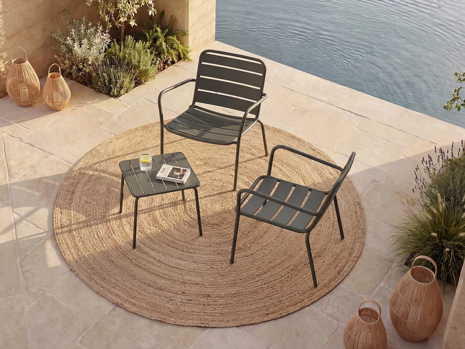 Salon de jardin en métal - 2 fauteuils bas empilables et une table d'appoint carrée - Gris anthracite - MIRMANDE de MYLIA