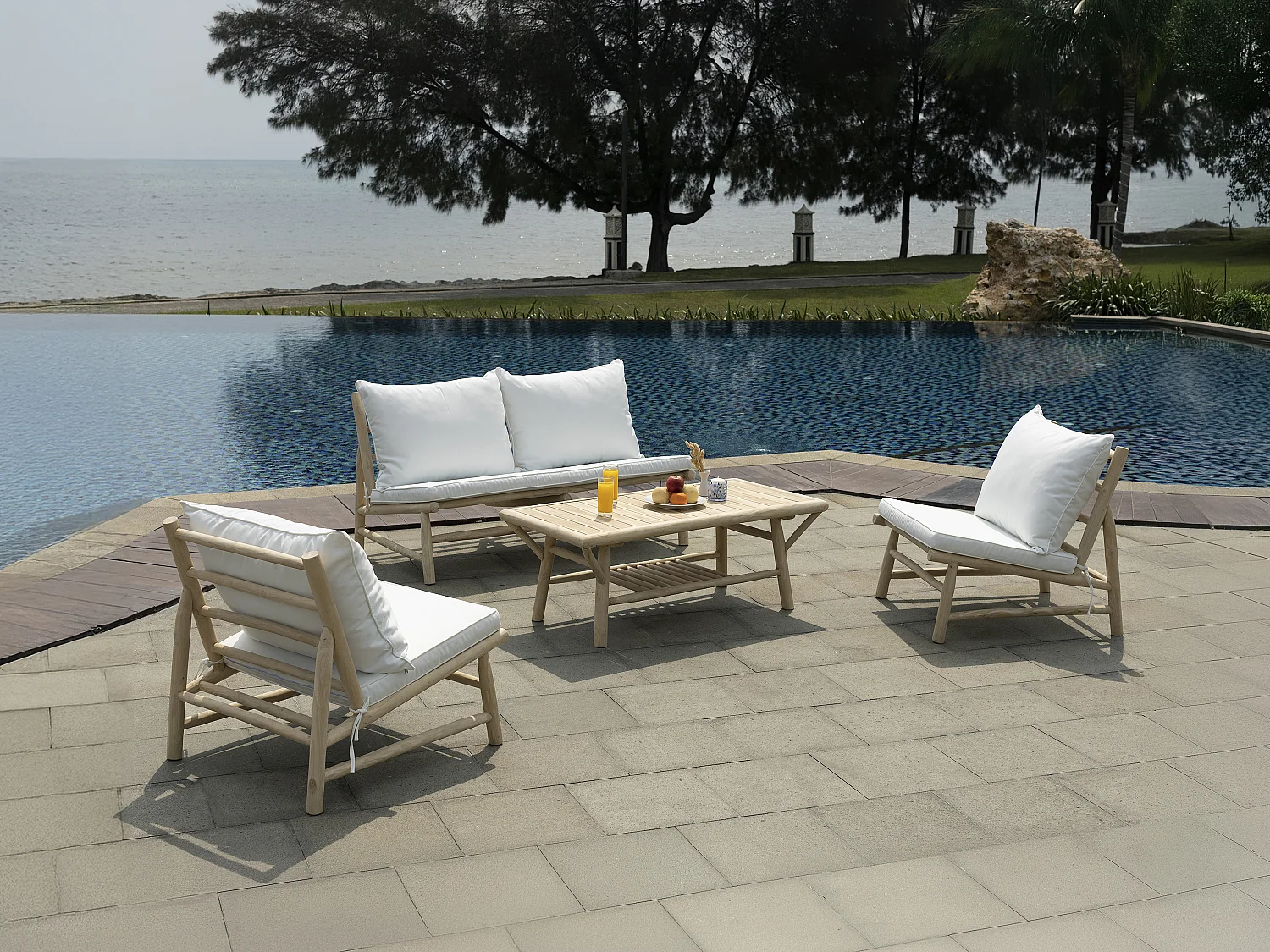 Salon de jardin en teck : un canapé 2 places, 2 fauteuils et une table basse rectangulaire - Naturel clair et blanc - TULUM de MYLIA