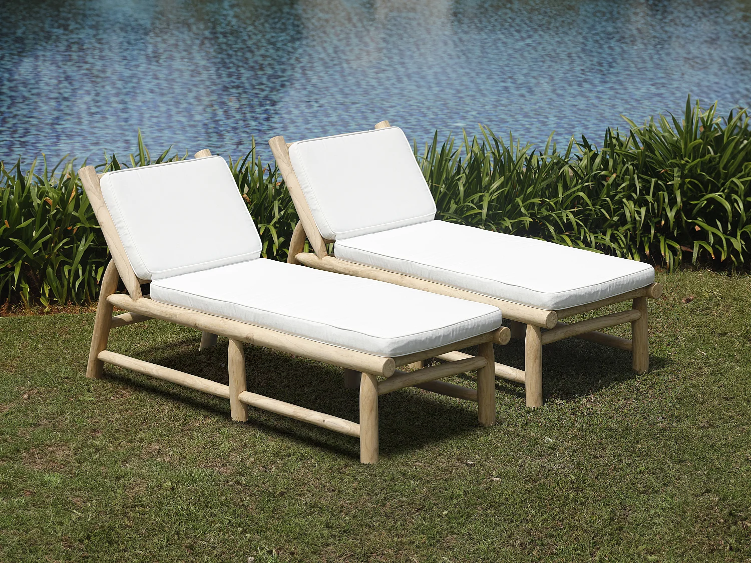 Lot de 2 bains de soleil en teck avec matelas - Naturel clair et blanc - TULUM de MYLIA