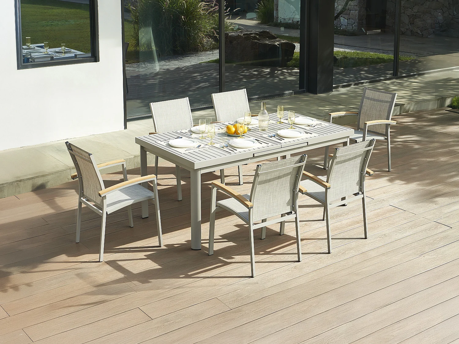 Salle à manger de jardin en aluminium : une table extensible L.180/240cm et 6 fauteuils empilables avec accoudoirs acacia - Taupe - NAURU de MYLIA