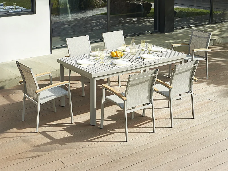 Sala pranzo giardino Allum.: tavolo all. L.180/240cm 6 poltrone impil. bracc. Acacia Tortora - NAURU di MYLIA