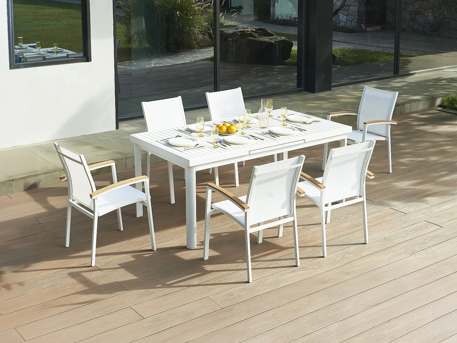 Salle à manger de jardin en aluminium : une table extensible L.180/240cm et 6 fauteuils empilables avec accoudoirs acacia - Blanc - NAURU de MYLIA