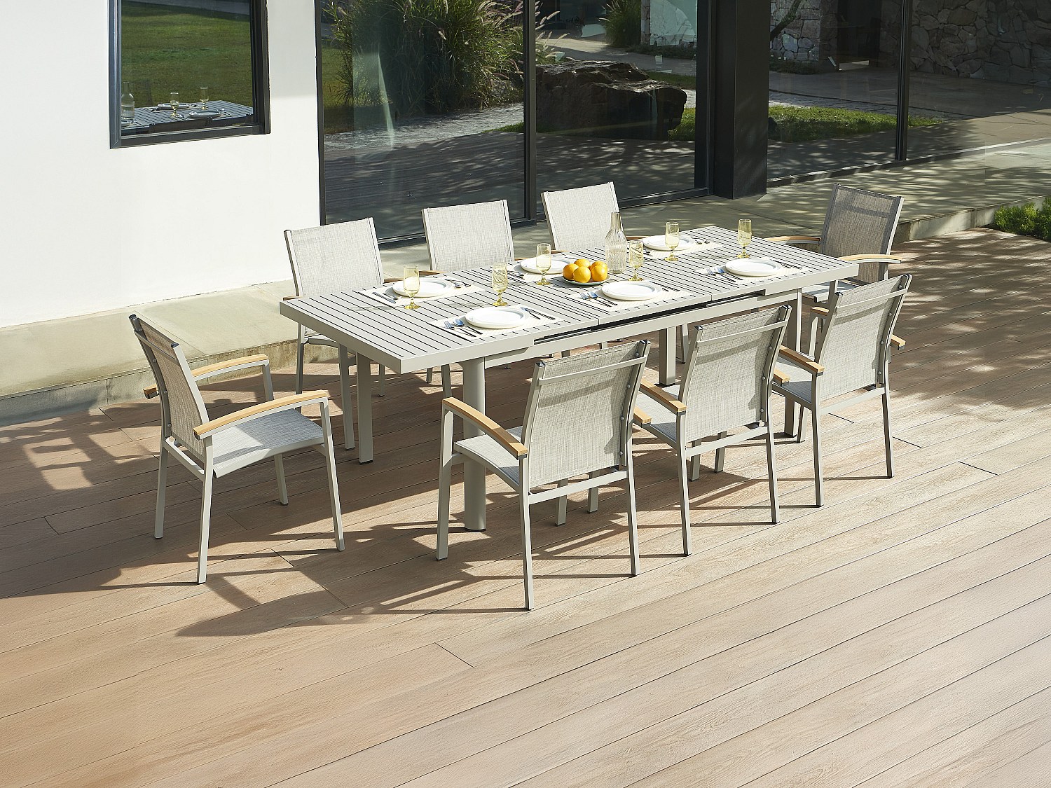 Vente-unique Garten-Essgruppe, Tisch Ausziehbar 180/240 Cm + 8 Stapelbare Sessel Mit Armlehnen Aus Akazienholz - Aluminium - Taupe - Nauru Von Mylia