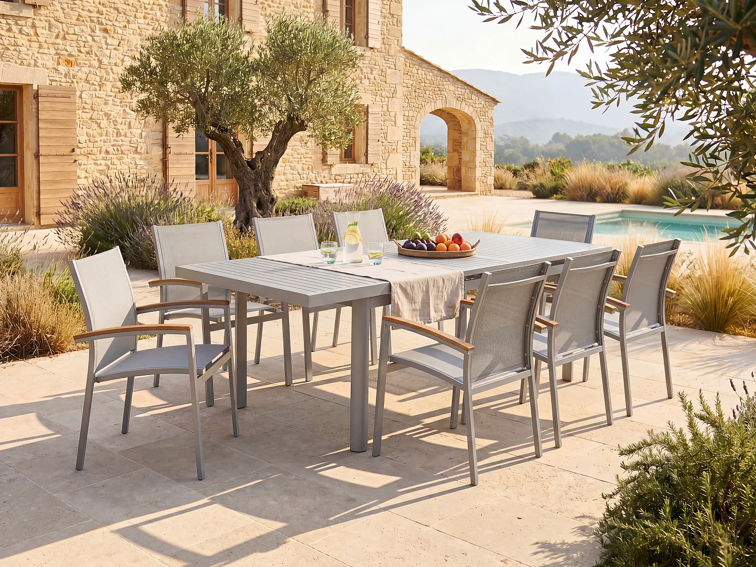 Comedor de jardín de aluminio: una mesa extensible L.180/240cm y 8 sillas apilables con brazos de acacia - Topo - NAURU de MYLIA