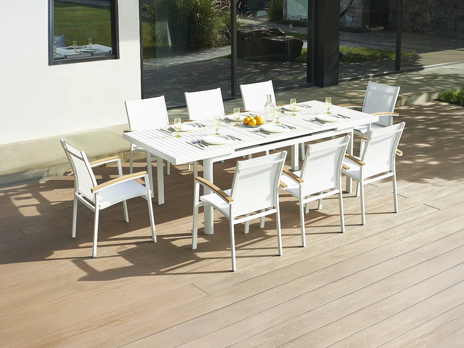 Salle à manger de jardin en aluminium : une table extensible L.180/240cm et 8 fauteuils empilables avec accoudoirs acacia - Blanc - NAURU de MYLIA