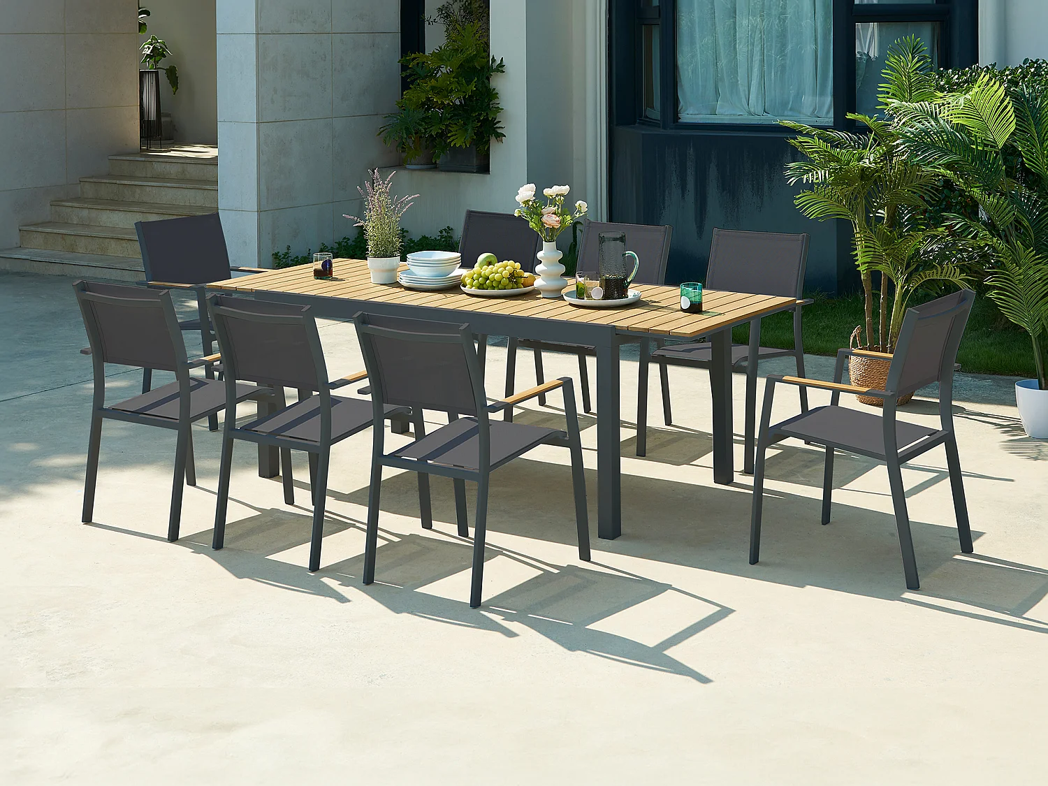 Tuineetset van aluminium en polywood: een verlengbare tafel L170/230 cm en 8 opstapelbare fauteuils - Licht naturel en antraciet - MACILA van MYLIA