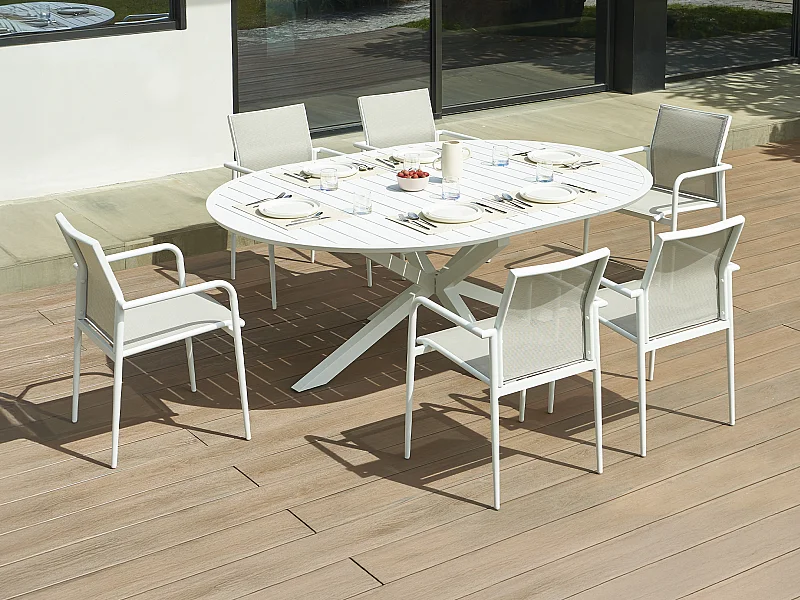 Salle à manger de jardin en aluminium : une table extensible L.150/200 cm et 6 fauteuils empilables - Gris clair et blanc - YOHA de MYLIA