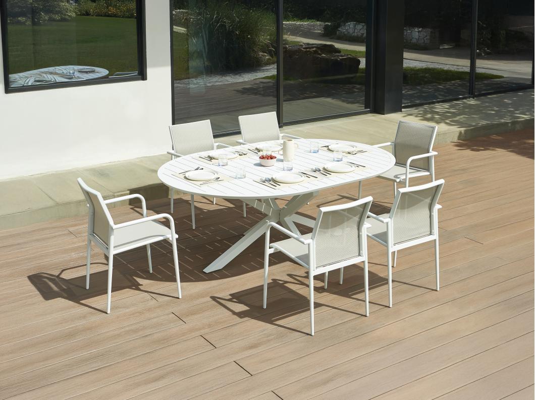 Salle à manger de jardin en aluminium : une table extensible L.150/200 cm et 6 fauteuils empilables - Gris clair et blanc - YOHA de MYLIA