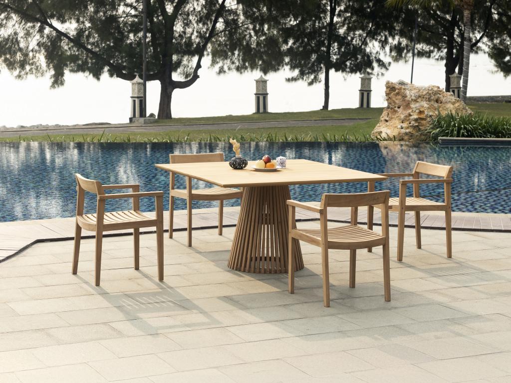 Salle à manger de jardin en teck : 1 table L.135 cm + 4 fauteuils - Naturel clair - TRIANI de MYLIA