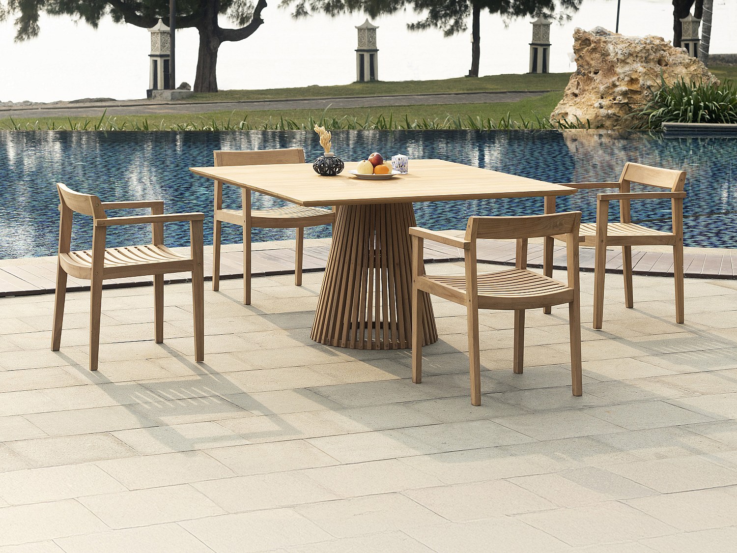 Hagemøbelsett i teak: 1 bord L.135 cm + 4 stoler - Lys naturlig - TRIANI fra MYLIA