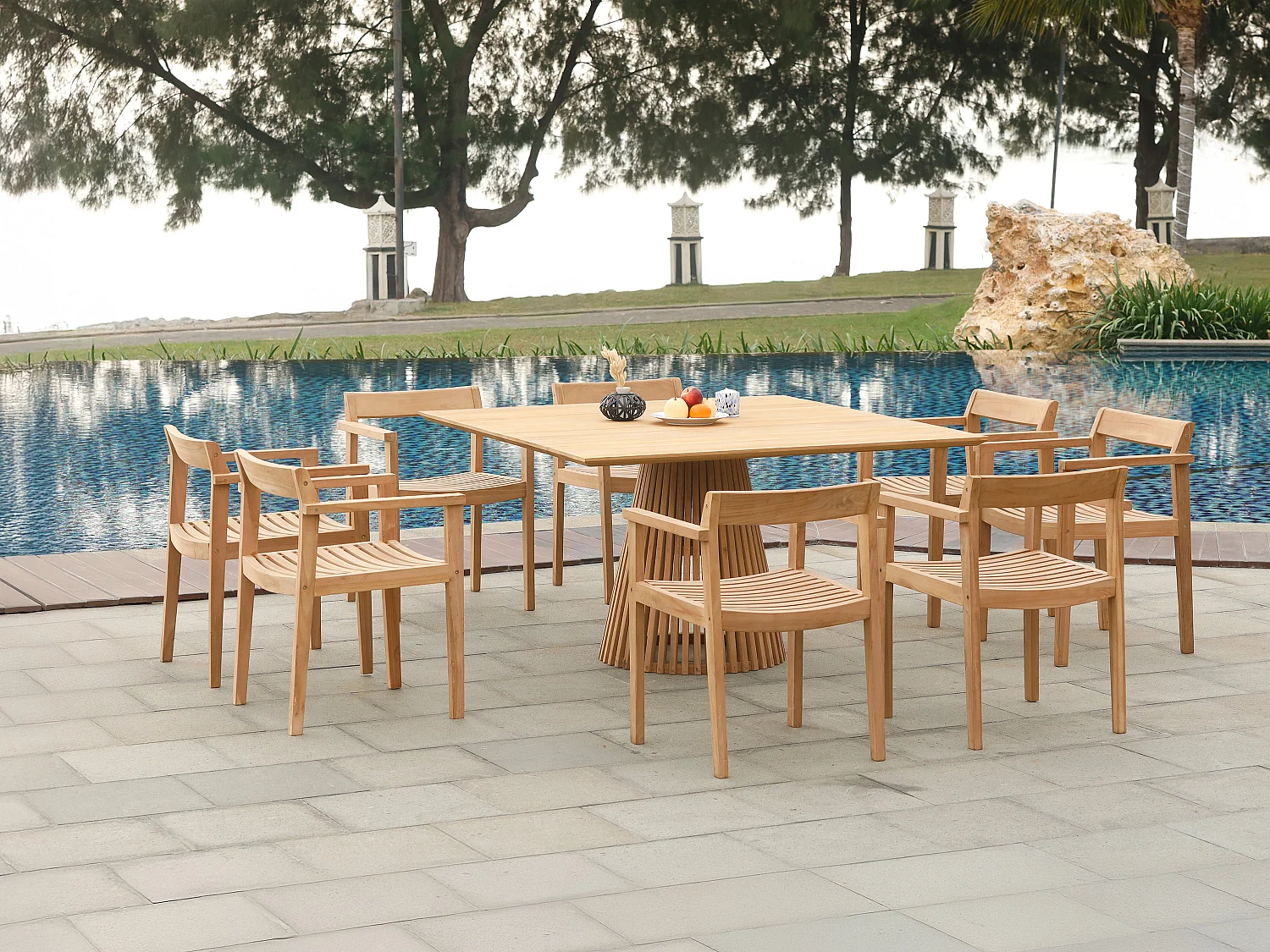 Conjunto de jantar de jardim em teca, 1 mesa, C135 cm + 8 cadeirões natural claro - TRIANI de MYLIA
