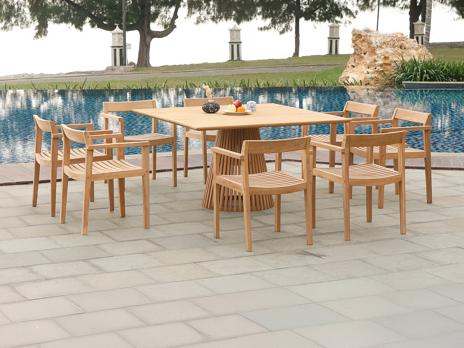Hagemøbelsett i teak: 1 bord L.135 cm + 8 stoler - Lys naturlig - TRIANI fra MYLIA