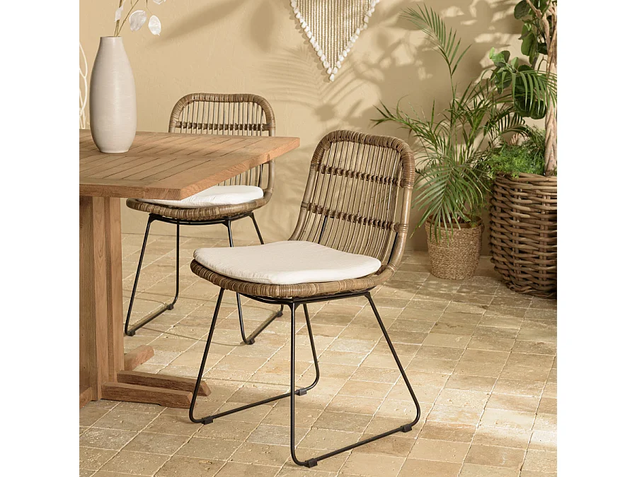 KALLY - Lot de 2 chaises en rotin grisé coussin blanc pieds métal noir