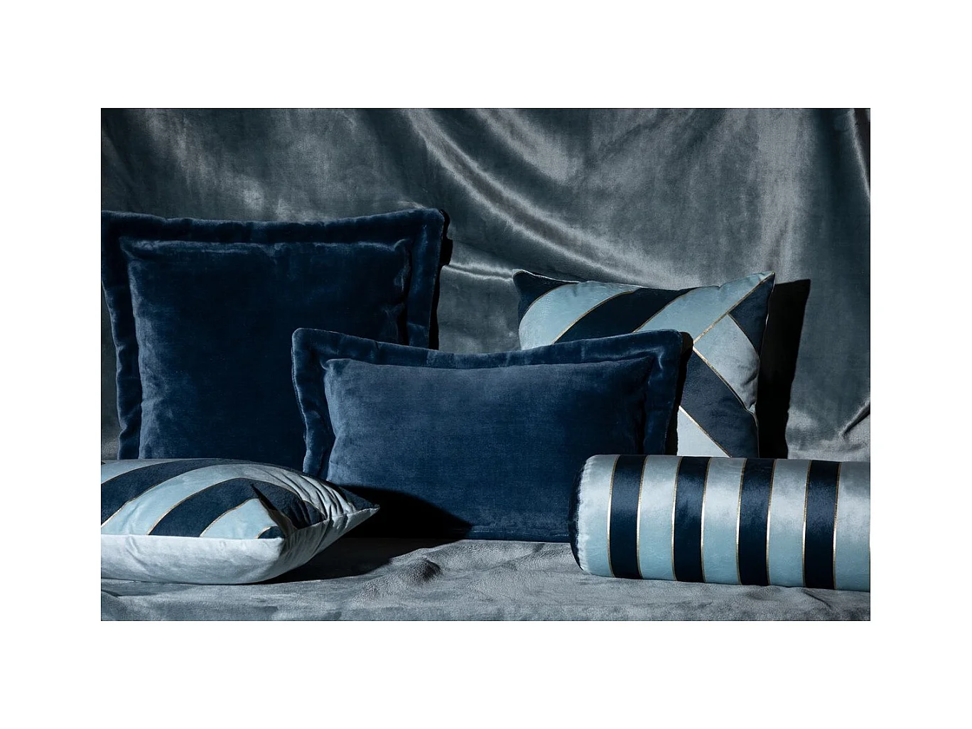 Coussin décoratif Velours Bleu 2 tons avec bande dorée 30 x 50 cm