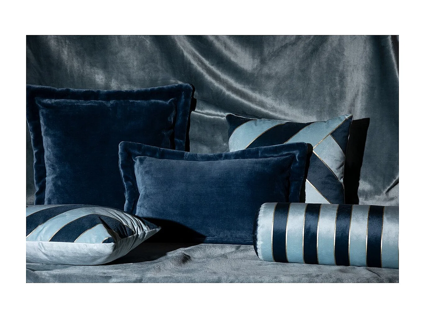 Coussin décoratif Velours Bleu 2 tons avec bande dorée 30 x 50 cm