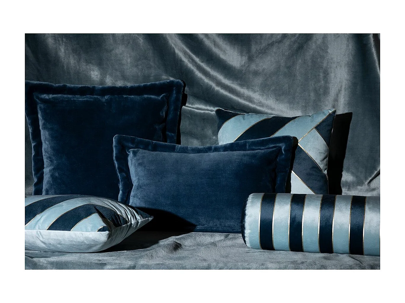 Coussin décoratif Velours Bleu 2 tons avec bande dorée 40 x 40 cm