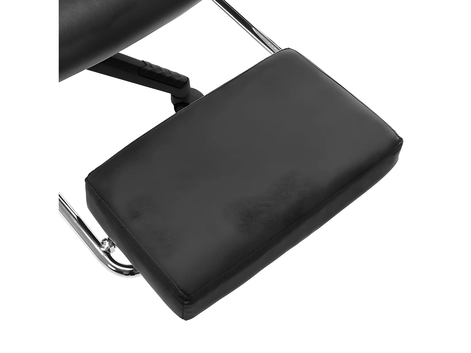 Silla de gaming con reposapiés cuero sintético negro y dorado