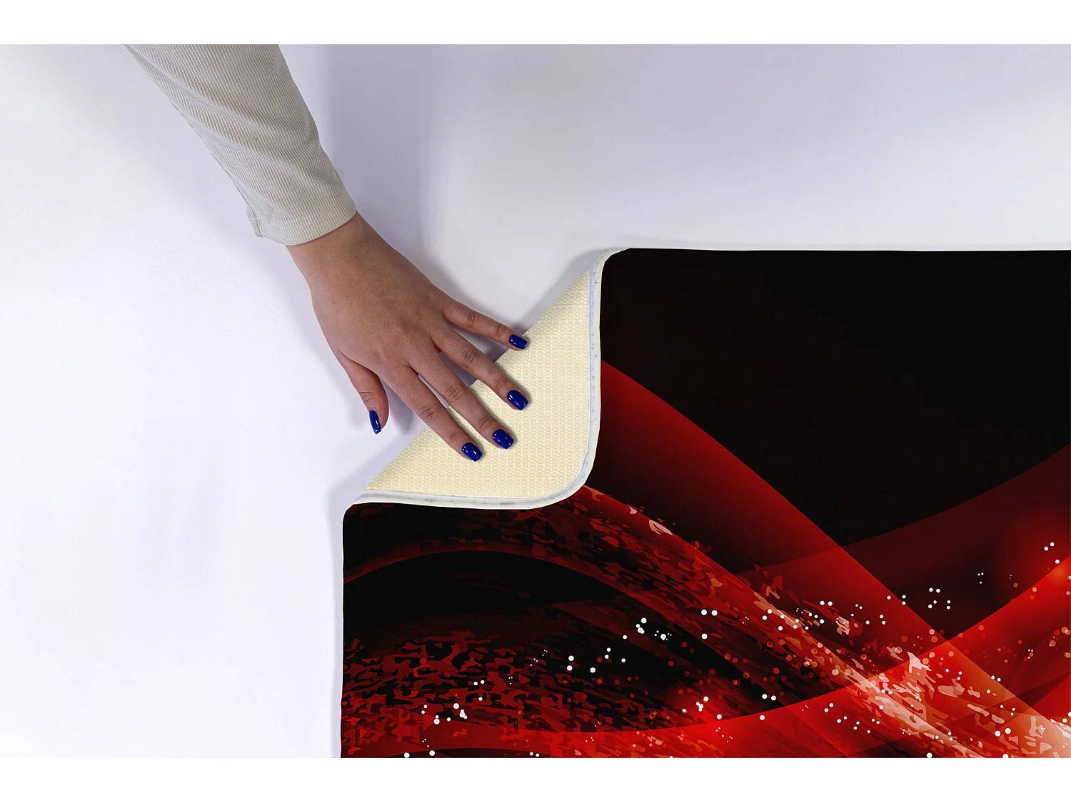 Weicher Badezimmerteppich 90 x 60 cm – Rutschfester Badezimmerteppich mit kräftiger roter Abstraktion