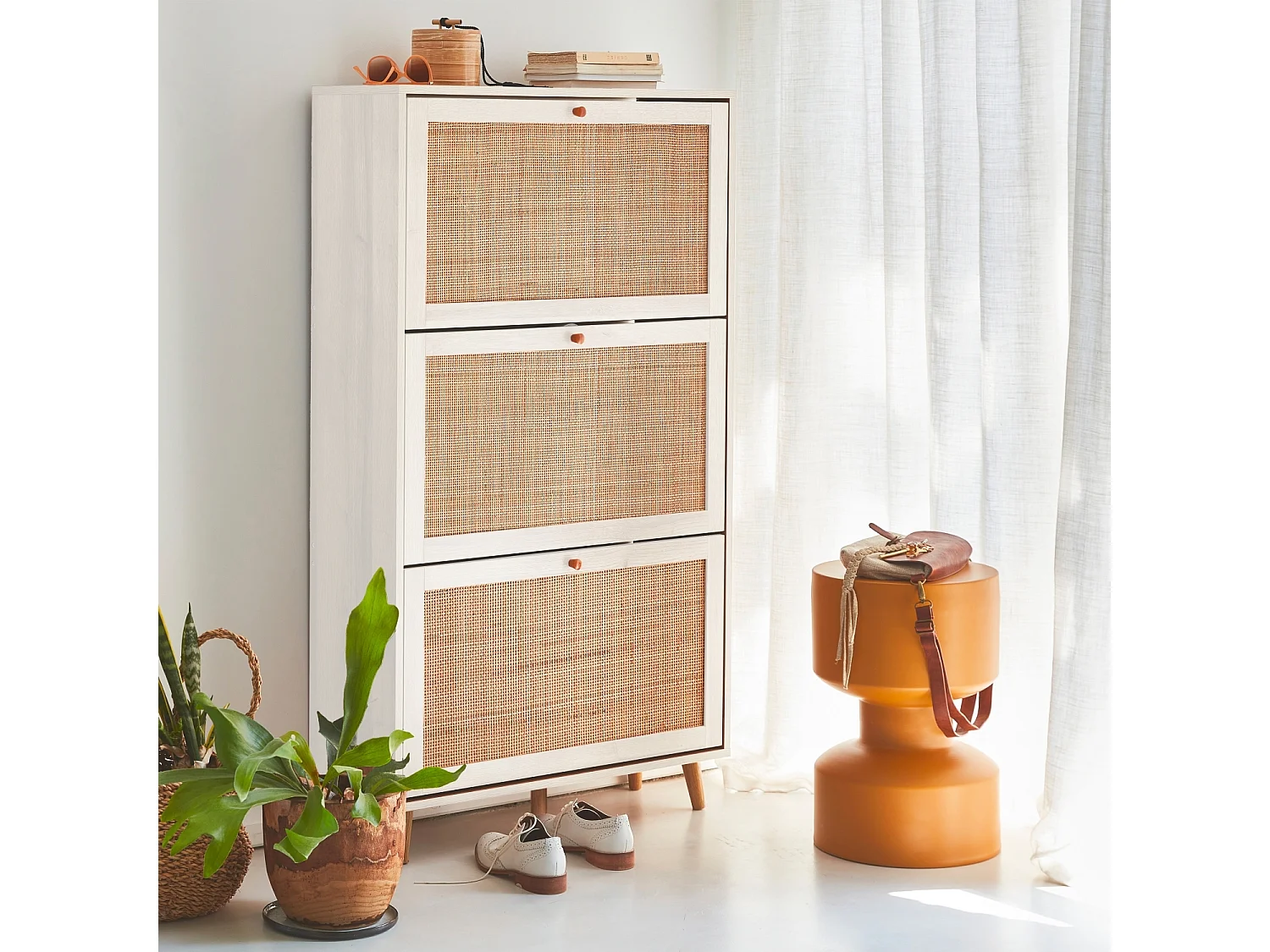 Mueble zapatero de caña blanco roto