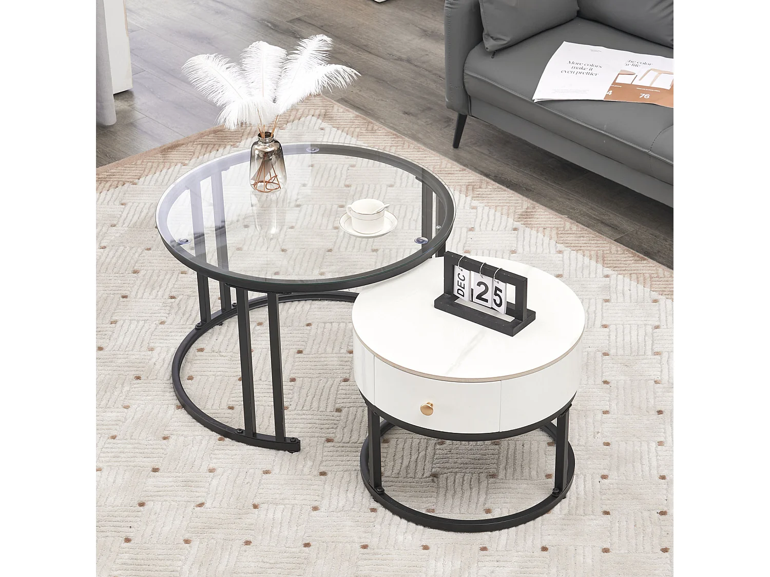 Set van 2 in elkaar passende salontafels - ronde tafel, zwart frame, glazen blad en wit gemarmerd leisteen met 1 lade - ø70x45,5+ø50x40cm