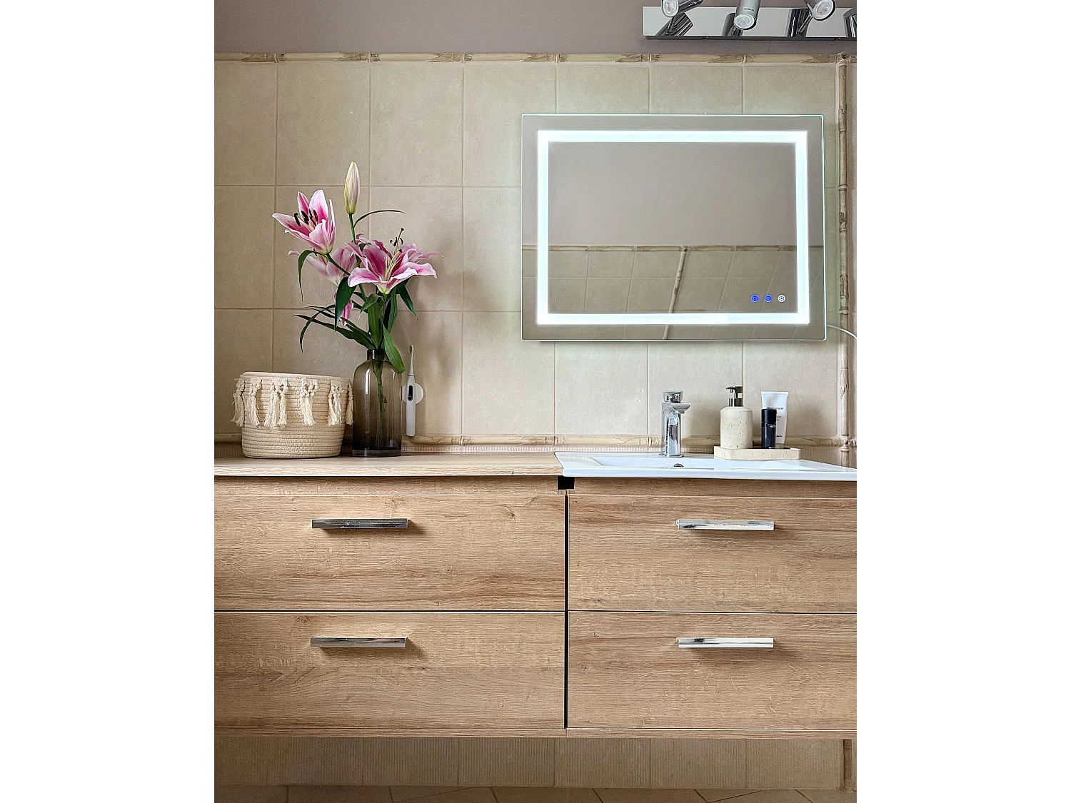 Lustro łazienkowe LED PRENOIS 80 cm 60 cm Srebrny