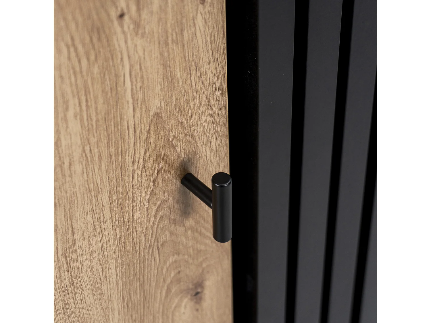 Sideboard 80x120x40 (cm), mit Glas und LED-Beleuchtung, einzigartiges schwarzes Holzstreifendesign, Farbkombination Schwarz und Holz