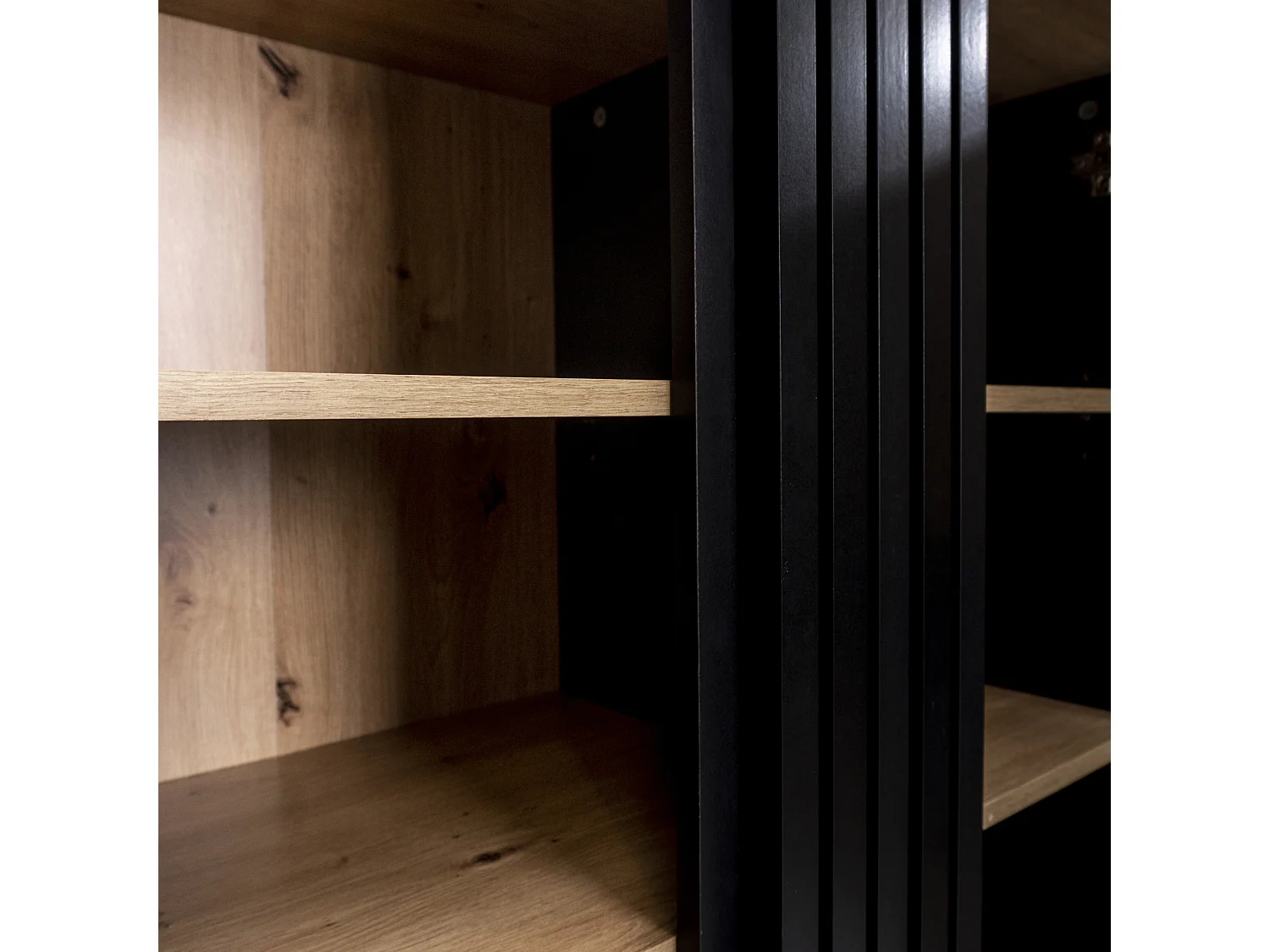 Sideboard 80x120x40 (cm), mit Glas und LED-Beleuchtung, einzigartiges schwarzes Holzstreifendesign, Farbkombination Schwarz und Holz