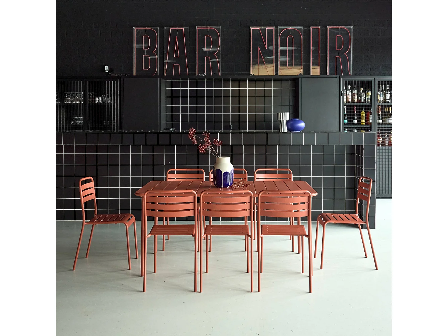 Table de jardin métal + 8 assises terracotta traitement antirouille. lattes et bords arrondis