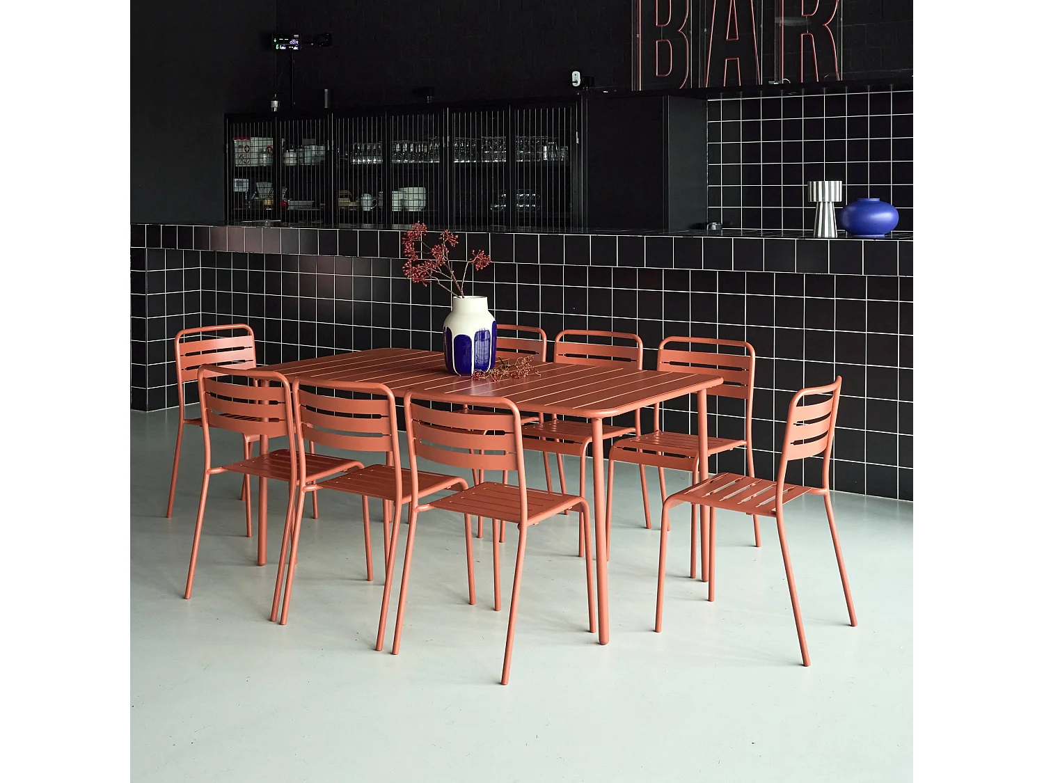 Table de jardin métal + 8 assises terracotta traitement antirouille. lattes et bords arrondis